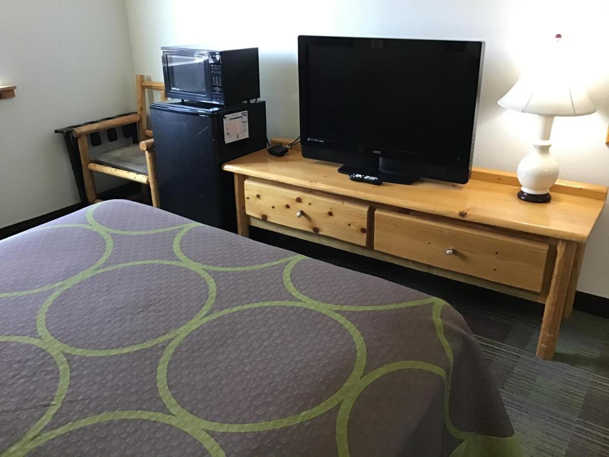 Super 8 By Wyndham Powell Hotel Екстериор снимка